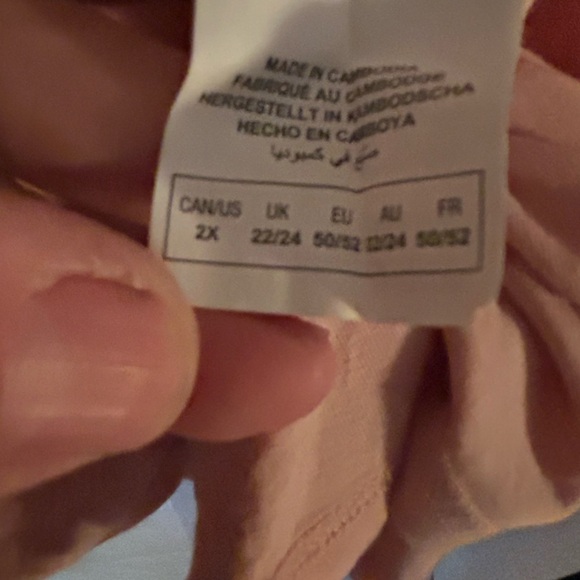 2 -In Every Story 2x tops sleeveless with buttons and bell like sleeves on it - Picture 14 of 14